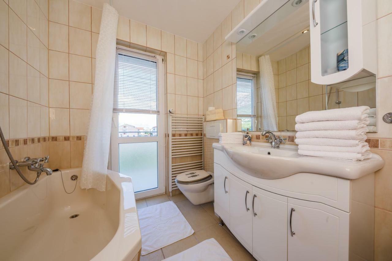 Apartman Lucija Kaštela Eksteriør bilde